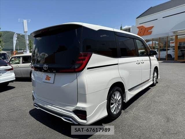 Toyota NOAH 2023-08 7215801-14