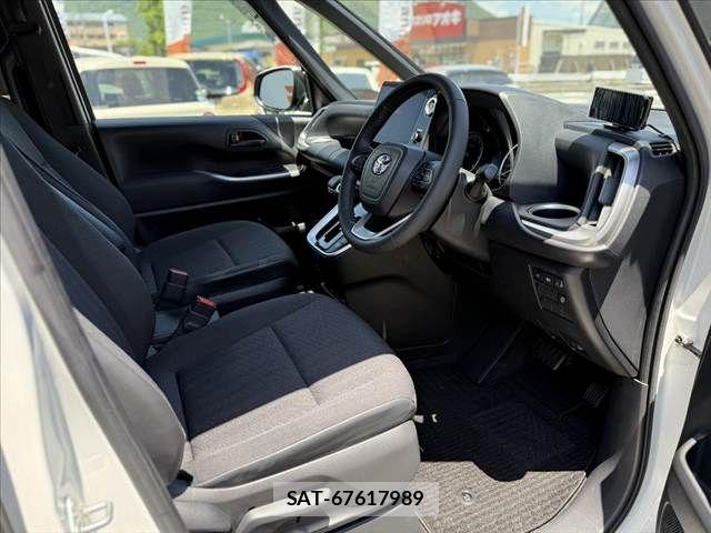 Toyota NOAH 2023-08 7215801-15