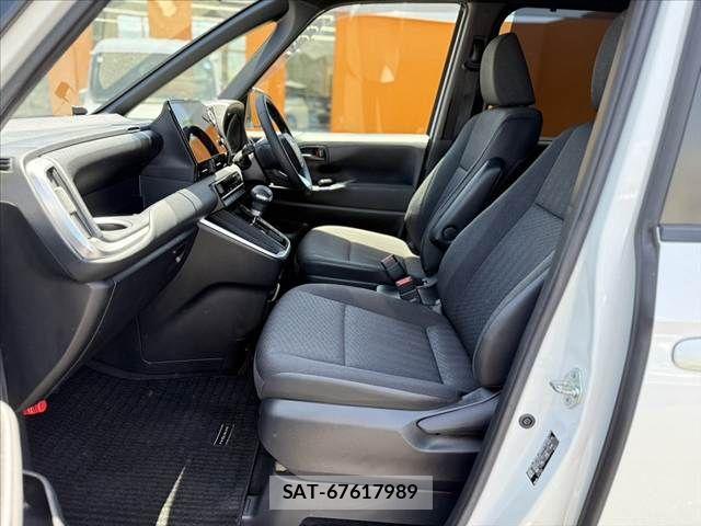 Toyota NOAH 2023-08 7215801-16