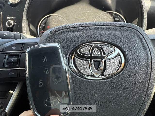 Toyota NOAH 2023-08 7215801-3