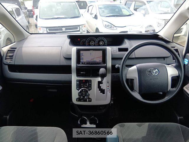 Toyota NOAH 2013-04 7222771-1