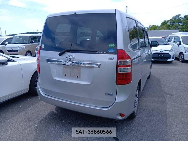 Toyota NOAH 2013-04 7222771-2