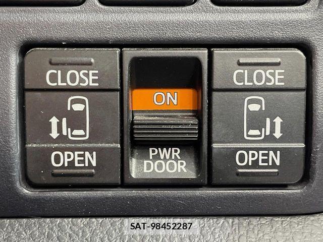 Toyota NOAH 2016-09 7250376-2