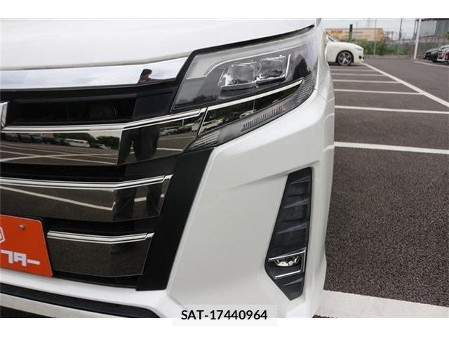 Toyota NOAH 2017-07 7251748-10