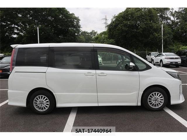 Toyota NOAH 2017-07 7251748-13