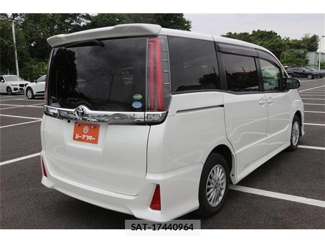 Toyota NOAH 2017-07 7251748-14