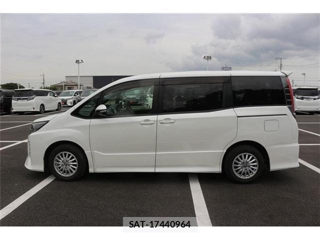 Toyota NOAH 2017-07 7251748-15