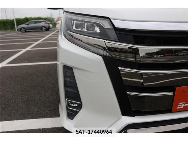 Toyota NOAH 2017-07 7251748-19