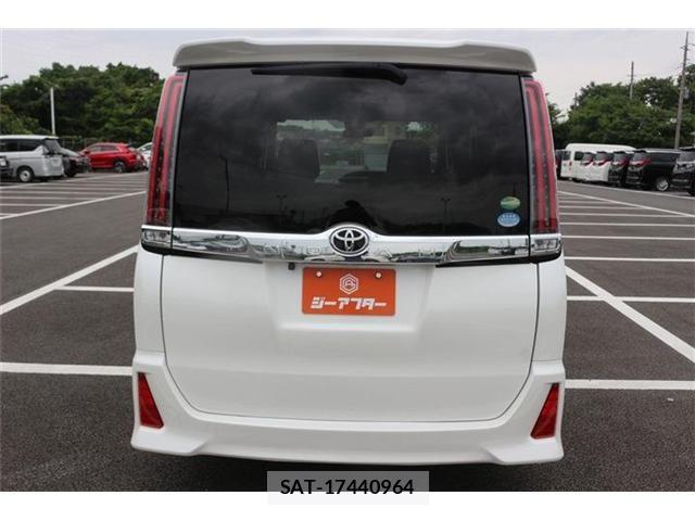 Toyota NOAH 2017-07 7251748-21