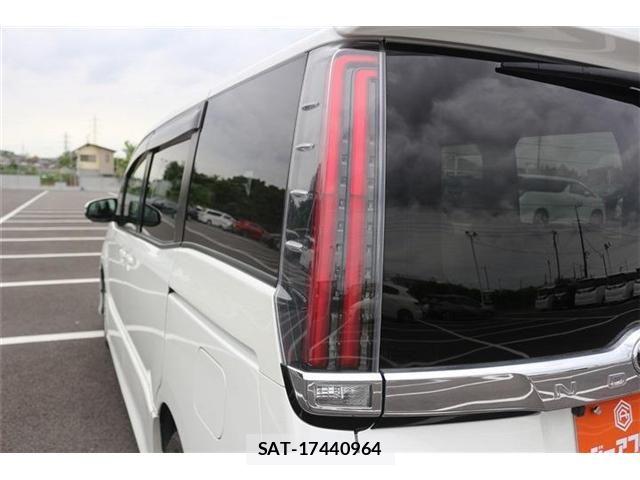 Toyota NOAH 2017-07 7251748-22