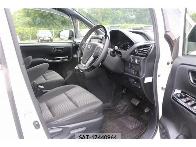 Toyota NOAH 2017-07 7251748-24