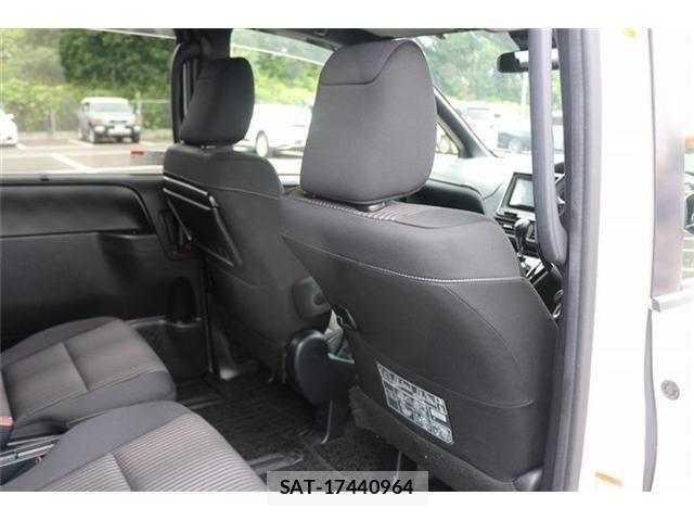 Toyota NOAH 2017-07 7251748-25