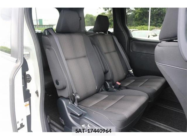 Toyota NOAH 2017-07 7251748-26