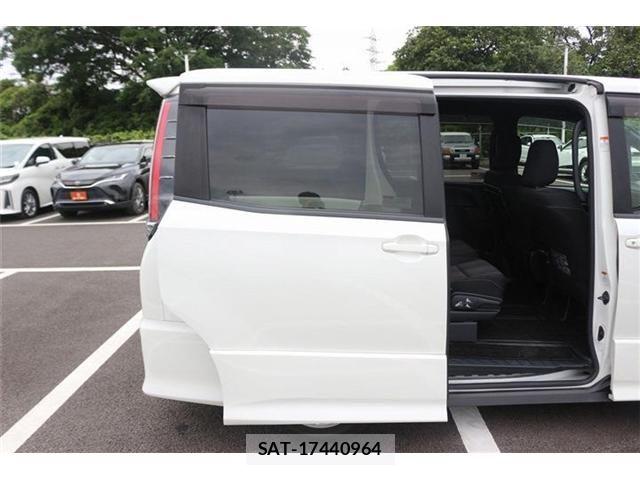 Toyota NOAH 2017-07 7251748-27