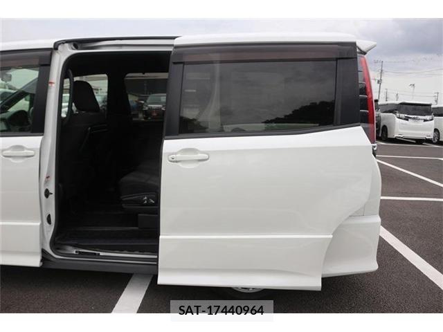 Toyota NOAH 2017-07 7251748-29