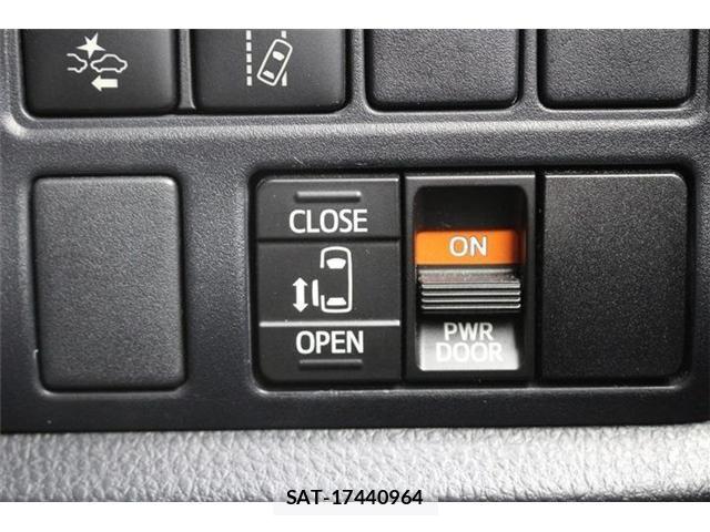 Toyota NOAH 2017-07 7251748-3
