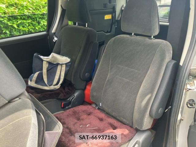 Toyota NOAH 2010-08 7328932-13