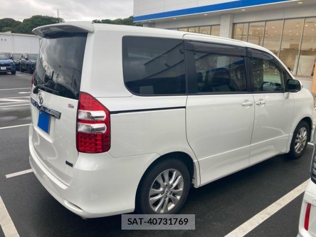 Toyota NOAH 2012-02 7328925-1