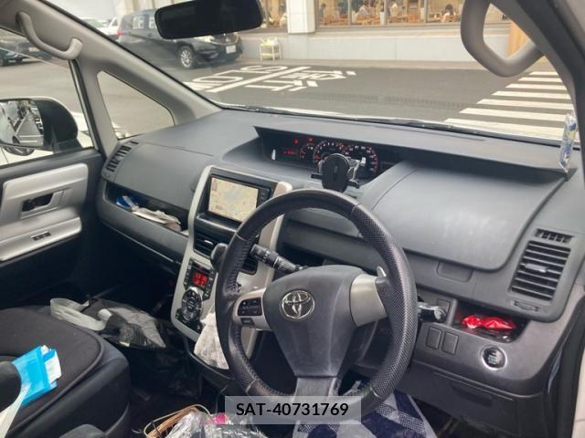 Toyota NOAH 2012-02 7328925-4