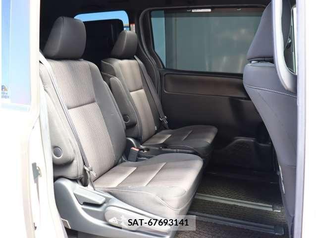 Toyota NOAH 2018-02 7328915-9