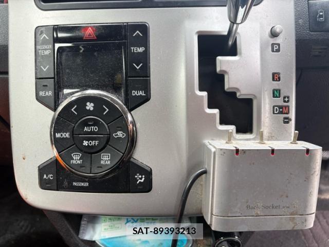 Toyota NOAH 2013-08 7328931-19