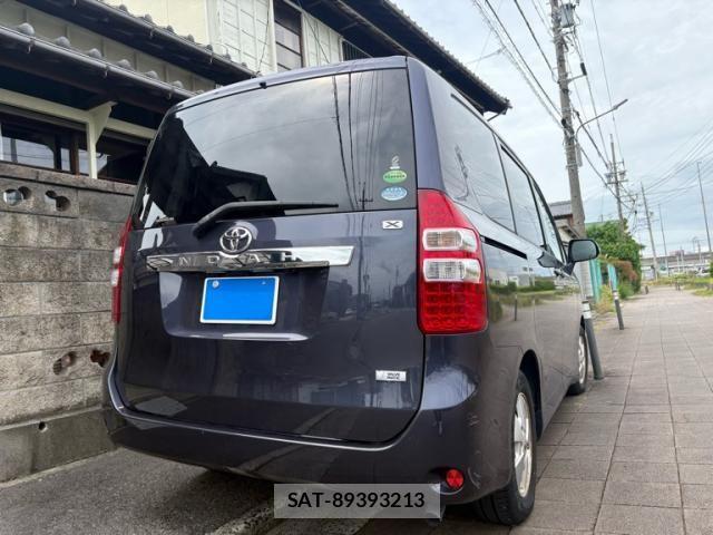 Toyota NOAH 2013-08 7328931-6
