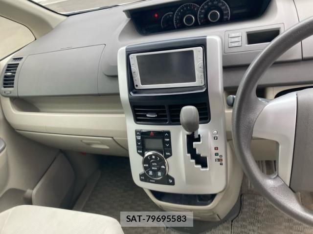 Toyota NOAH 2013-06 7328928-11