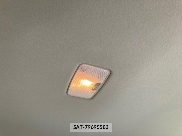 Toyota NOAH 2013-06 7328928-15