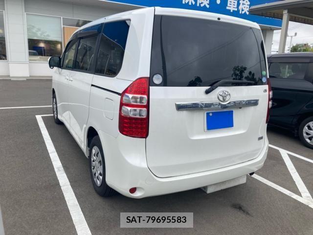 Toyota NOAH 2013-06 7328928-17