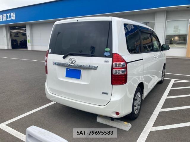 Toyota NOAH 2013-06 7328928-18