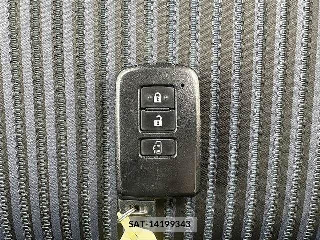 Toyota NOAH 2014-02 7328926-23