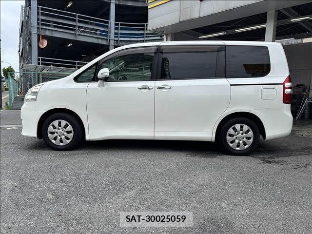 Toyota NOAH 2011-01 7328924-10