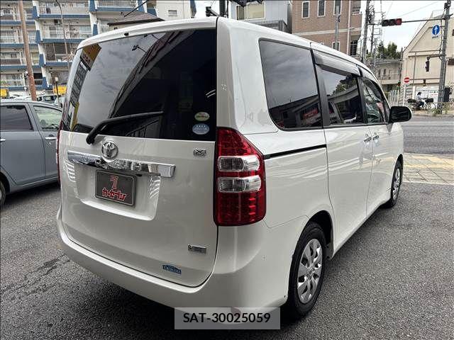 Toyota NOAH 2011-01 7328924-11