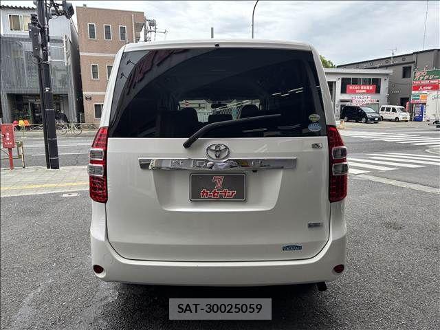 Toyota NOAH 2011-01 7328924-12