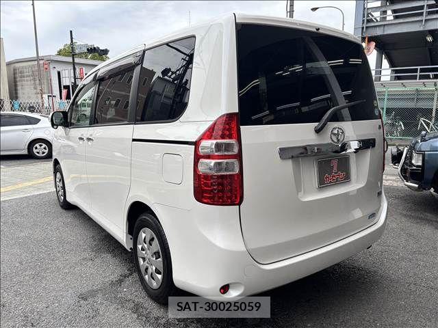 Toyota NOAH 2011-01 7328924-13