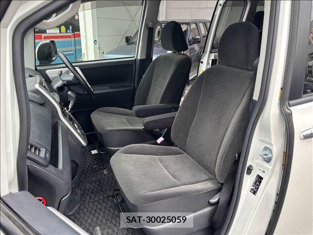 Toyota NOAH 2011-01 7328924-15