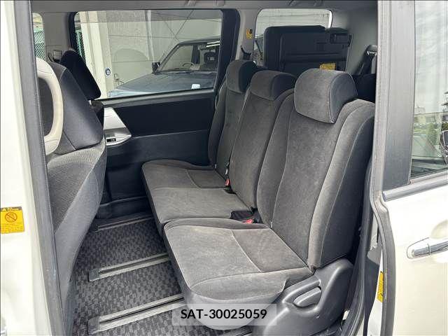Toyota NOAH 2011-01 7328924-16
