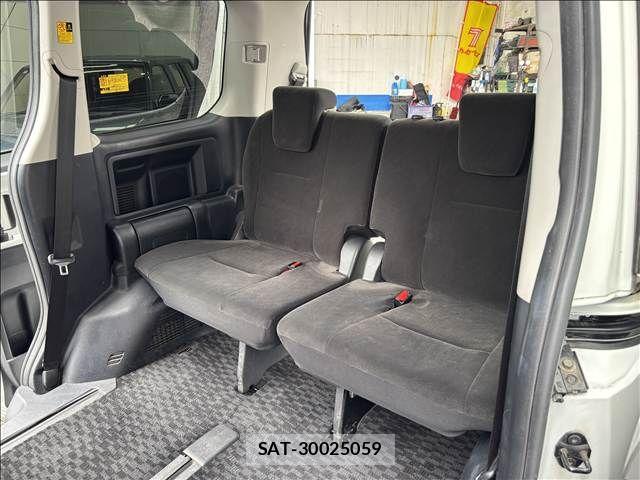 Toyota NOAH 2011-01 7328924-18