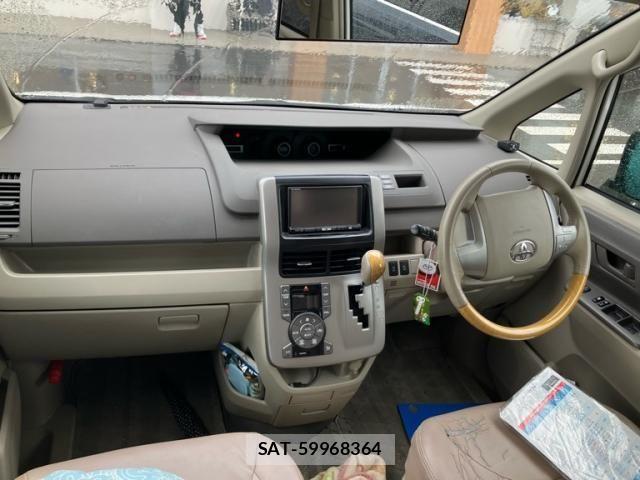 Toyota NOAH 2009-12 7328933-15
