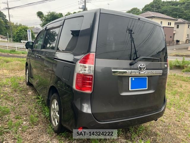 Toyota NOAH 2008-09 7359053-4