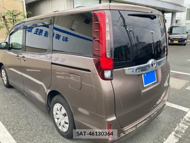 Toyota NOAH 2014-02 7359045-1