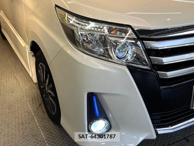 Toyota NOAH 2015-01 7359040-12