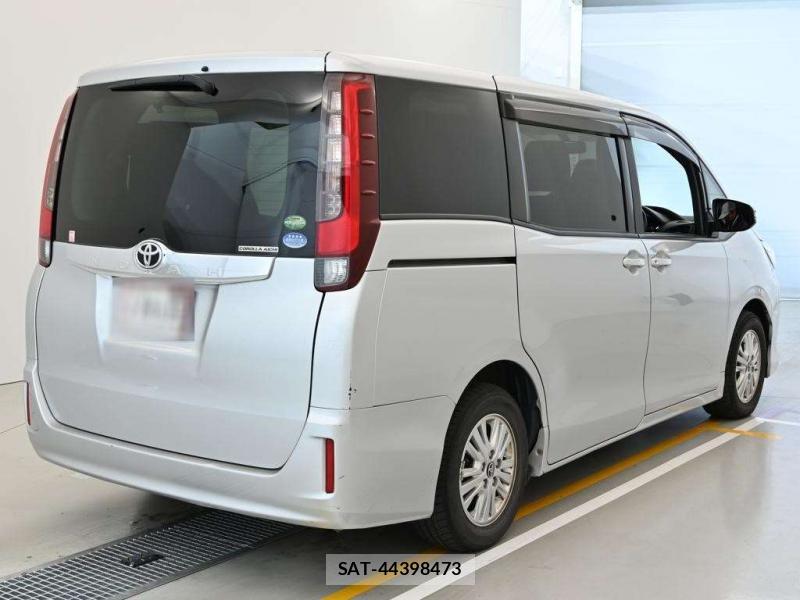 Toyota NOAH 2015-03 7353012-1