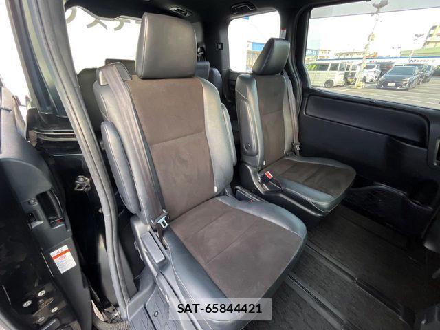 Toyota NOAH 2018-03 7393248-9