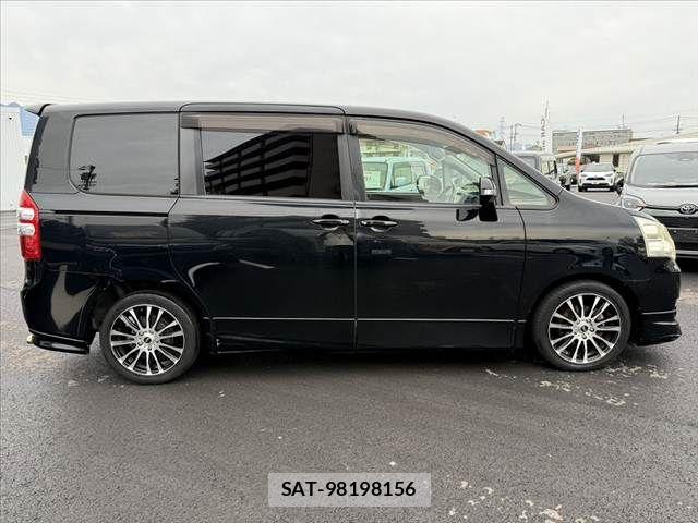 Toyota NOAH 2012-02 7393259-10