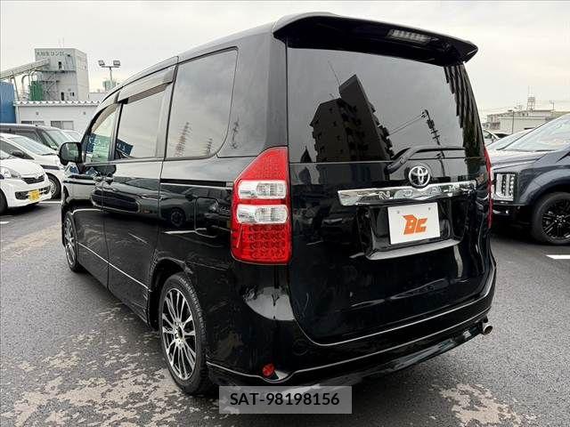 Toyota NOAH 2012-02 7393259-12