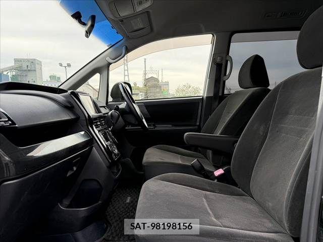 Toyota NOAH 2012-02 7393259-16