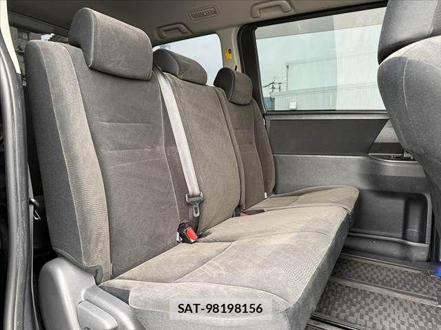 Toyota NOAH 2012-02 7393259-17