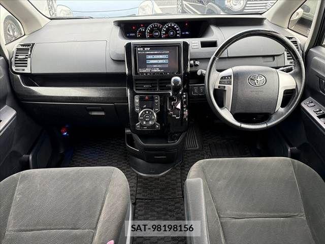 Toyota NOAH 2012-02 7393259-1