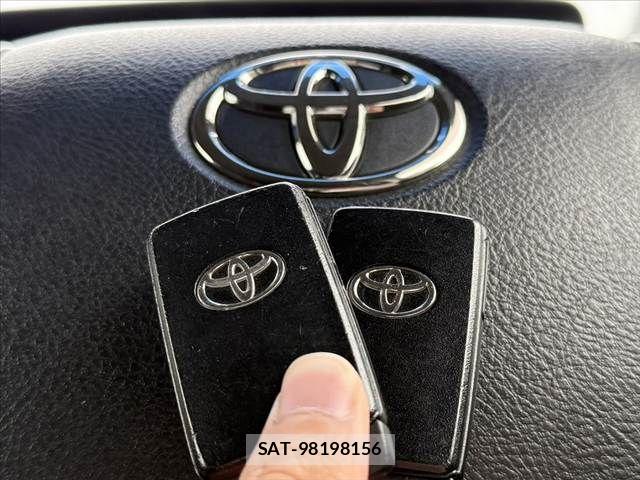 Toyota NOAH 2012-02 7393259-24